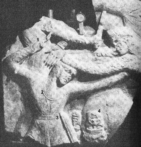 1 – рука, сжимающая боевой дротик,2 – гривна, 3 – кожаный боевой пояс, 4 – отрезанные мужские головы 